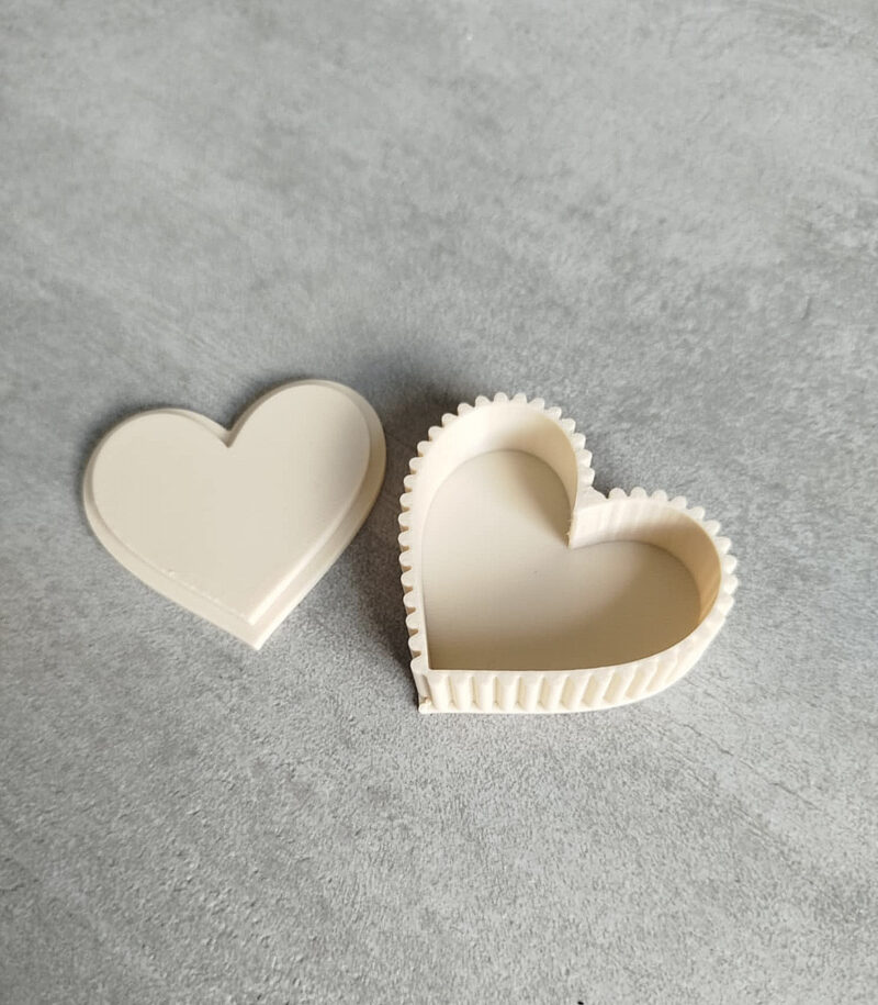 Heart shaped box with lid - Image 3