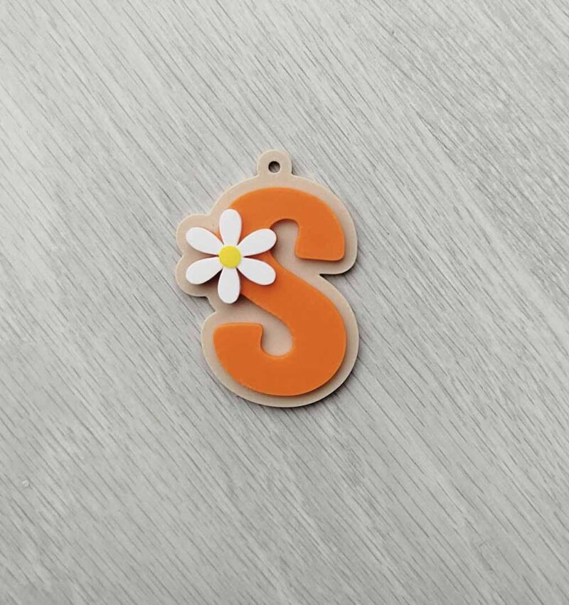 initial keychain with daisy